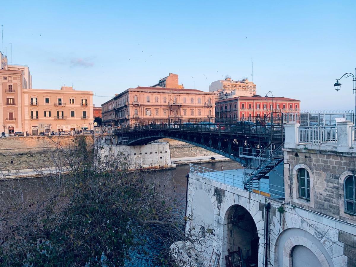 Hotel A Due Passi Dal Ponte Tarento Exterior foto